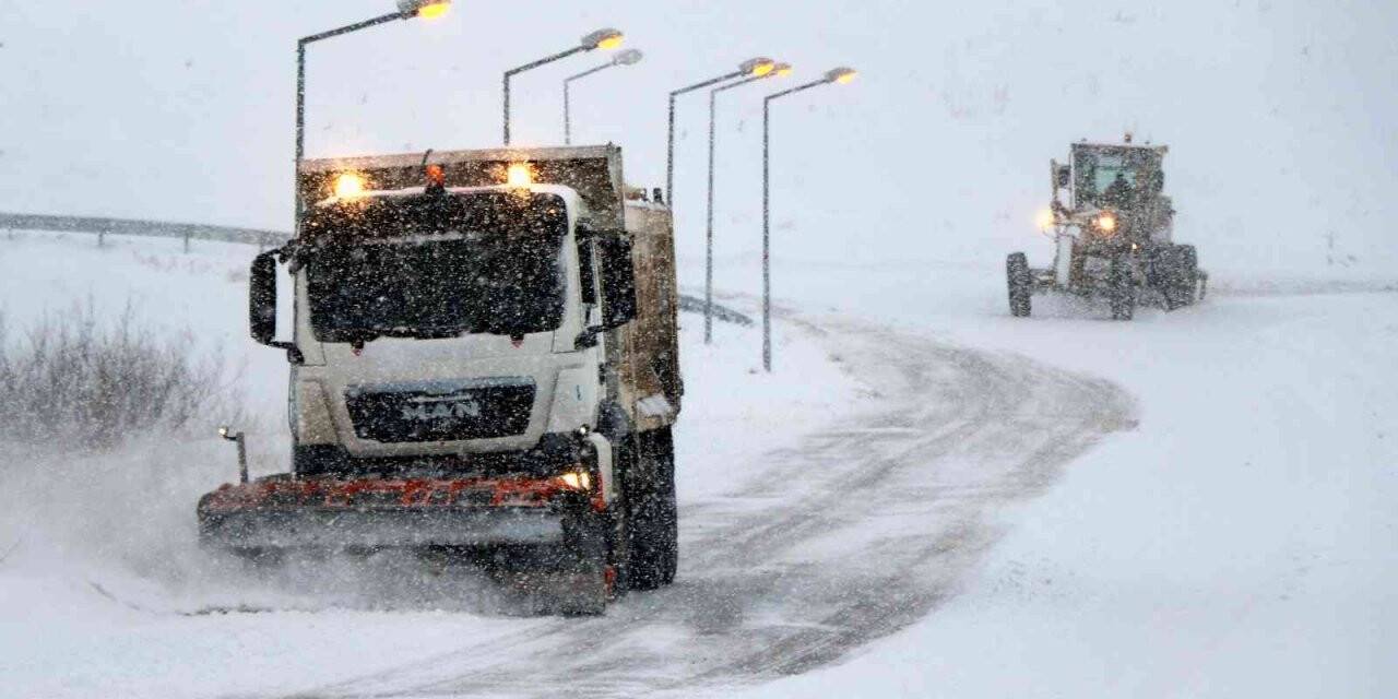 2190 rakımlı Kızıldağ geçidinde kar ve tipiden ulaşım ağır tonajlı araçların geçişine kapatıldı