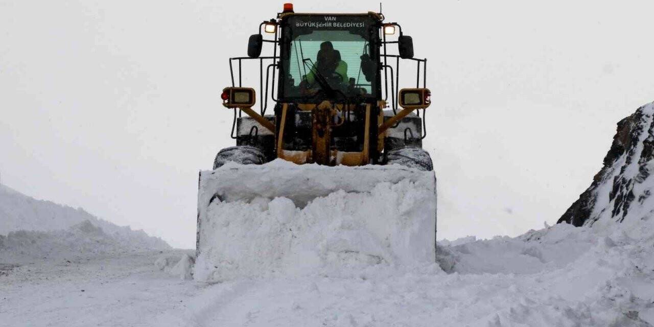 Van’da 611 yerleşim yerinin yolu ulaşıma kapandı