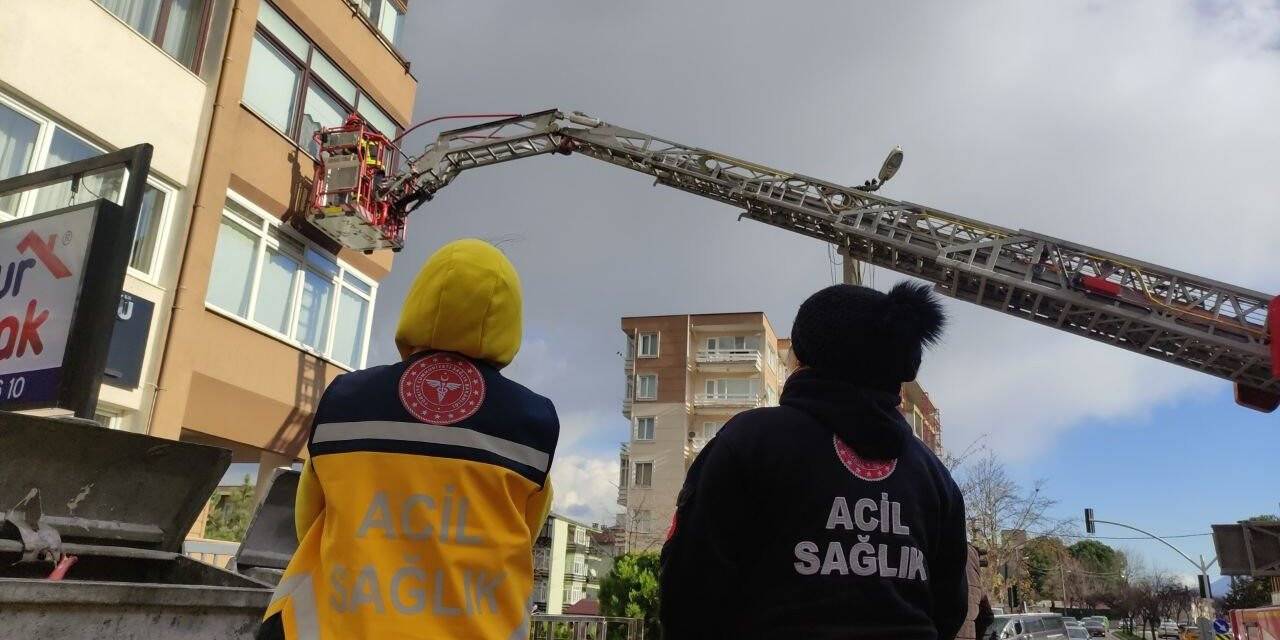 Evinde düşüp bayılan kadını böyle kurtardılar