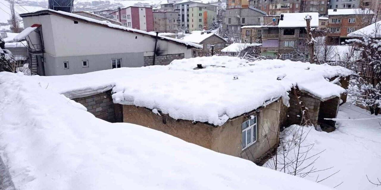 Hakkari’de 247 yerleşim yerinin yolu ulaşıma kapandı