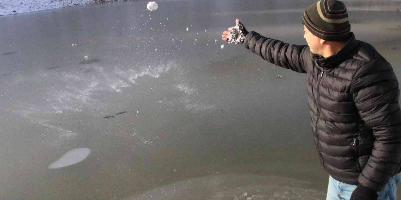 Mersin’de sulama göleti dondu, ağaçlarda buz sarkıtı oluştu