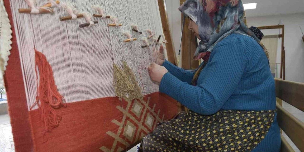 Alyazma kilimi her sırası ayrı emekle dokunarak yaşatılıyor