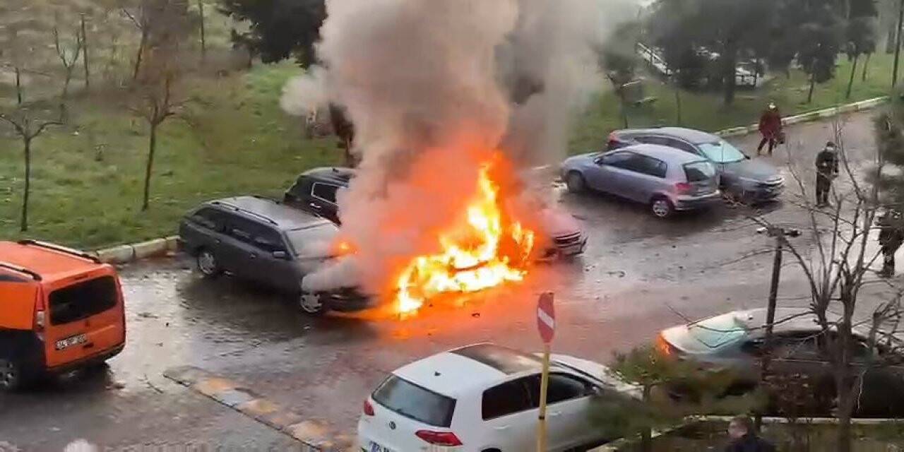 Maltepe’de site içerisinde 3 araç alevlere teslim oldu