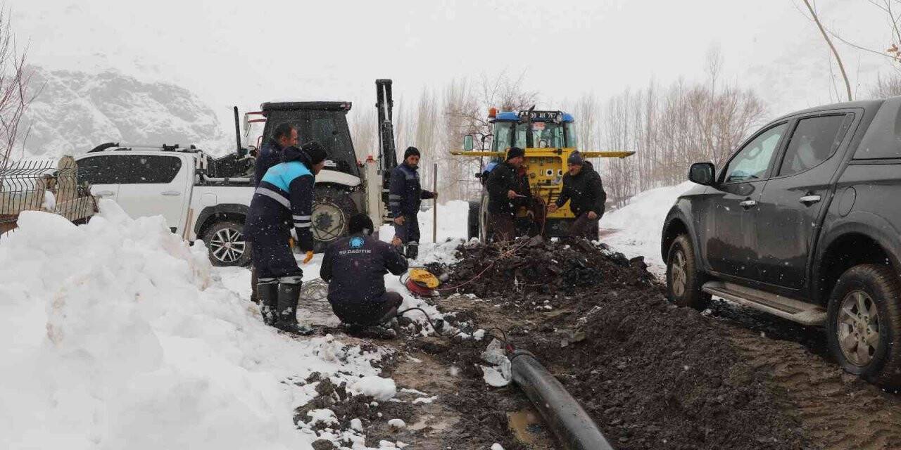 Belediye ekipleri kar yağışı altında su arızası onardı