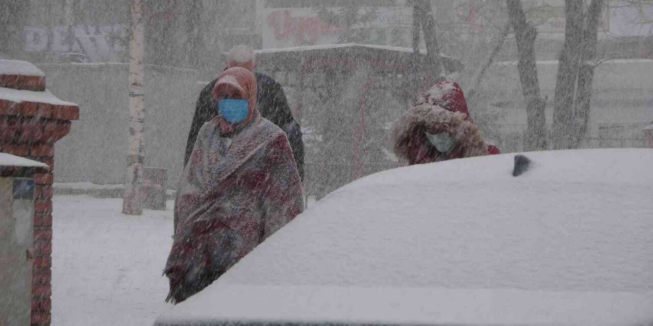 Ardahan’ın Posof ilçesinde köy yolları kapandı, okullar tatil edildi
