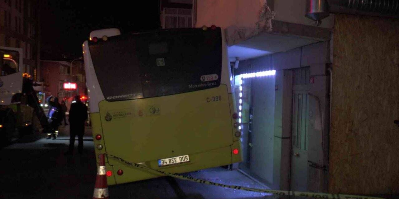 Pendik’te İETT otobüsü kaldırımla evin balkonu arasına sıkıştı