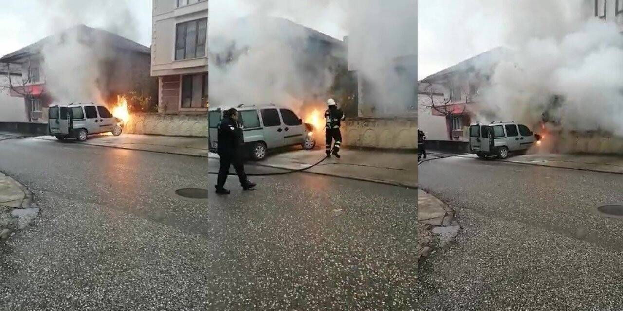 Park halindeki hafif ticari araç alev alev yandı
