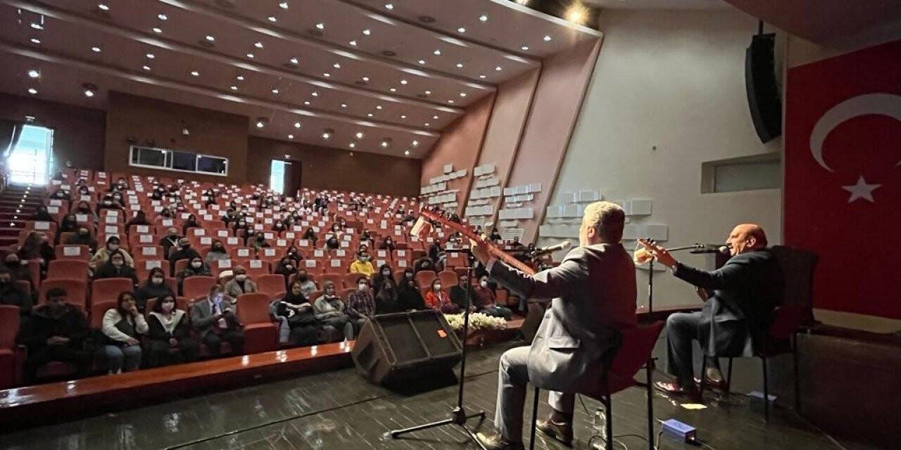 Âşıklar saz çalıp türkülerle atıştı
