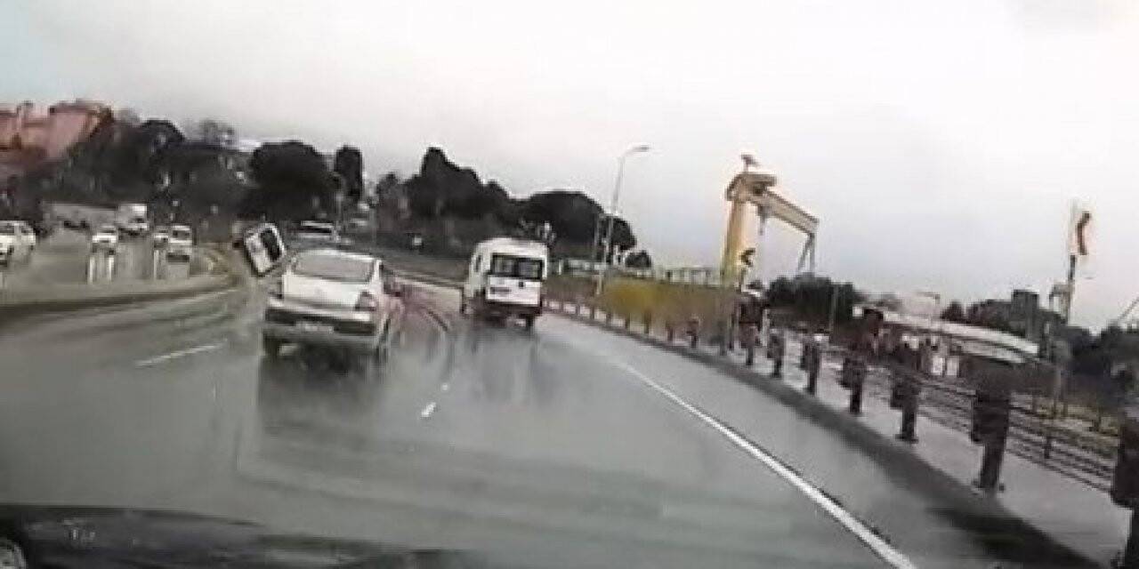 Pendik’te refüje çıkan araç savrulup bariyerlere çarptı