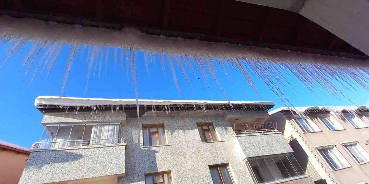 Tatvan’da çatılarda 1 metrelik buz sarkıtları oluştu