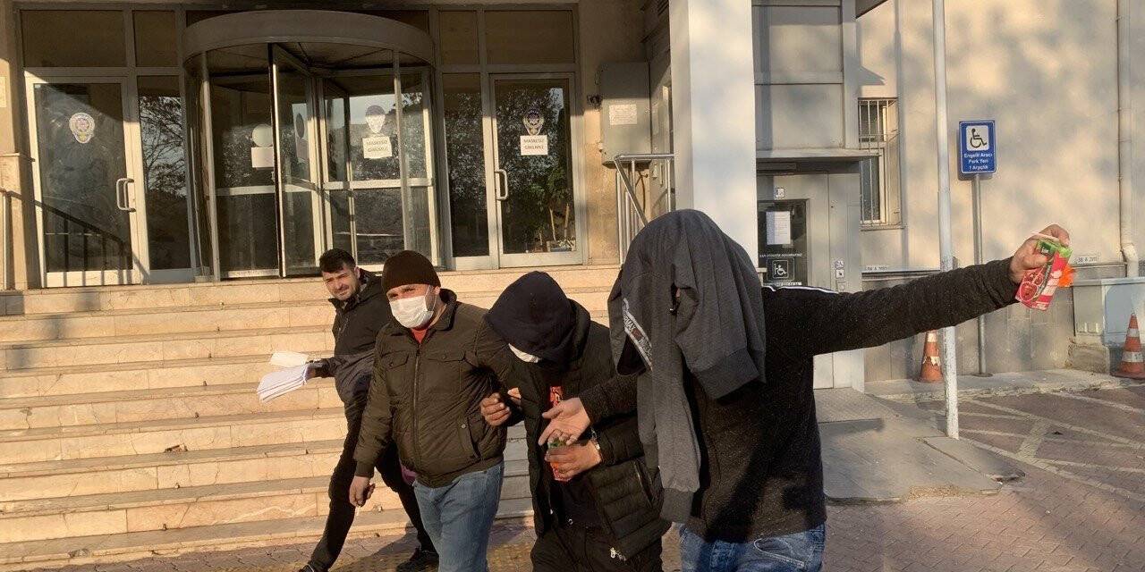 Adliyeye sevk edilen pişkin hırsız şarkı söyleyerek oynadı