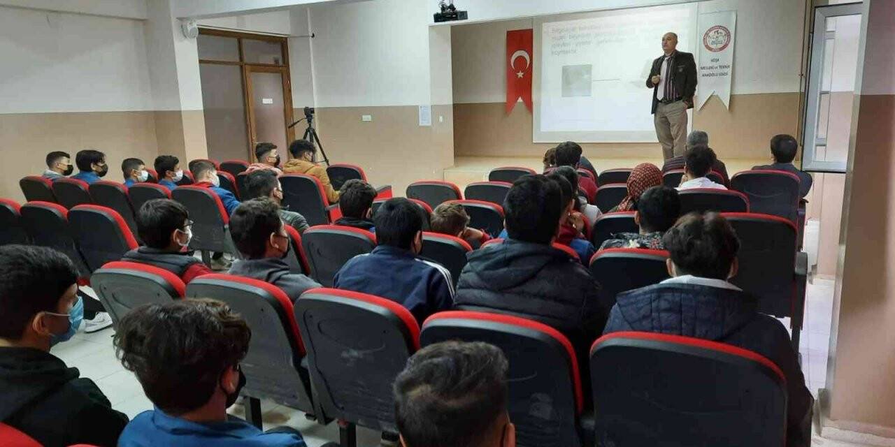 Gelişim Rüzgarı Projesi kapsamında öğrencilere yapay zeka semineri verildi