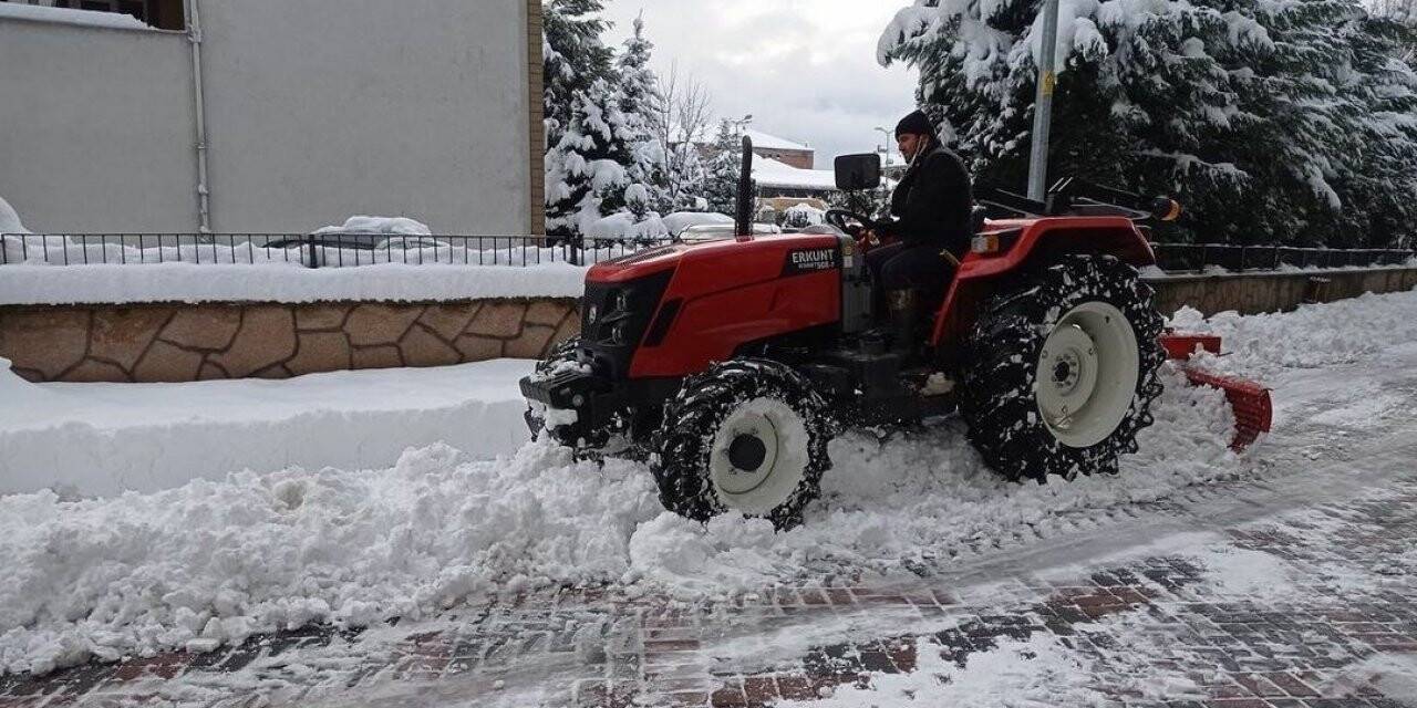 Gökçebey`de kar temizleme ve tuzlama çalışmaları sürüyor