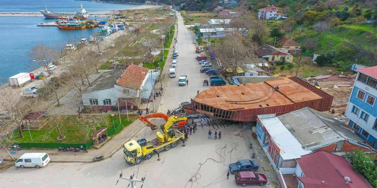 Devasa tekneyi karadan yürütüp sahile böyle taşıdılar