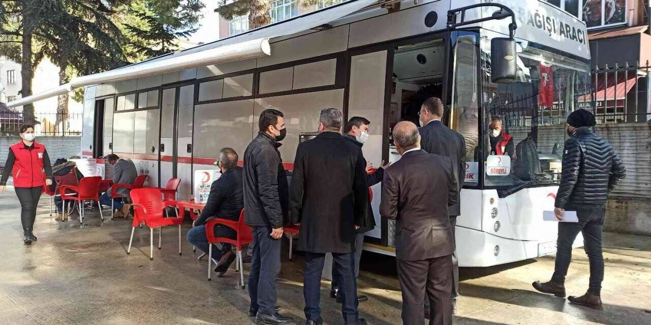 Öğrencilerin duyarlı davetine koşan veliler, kan vermek için yarışa girdi