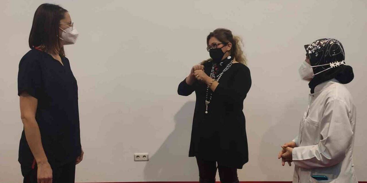 Sağlık çalışanları işaret dili öğreniyor