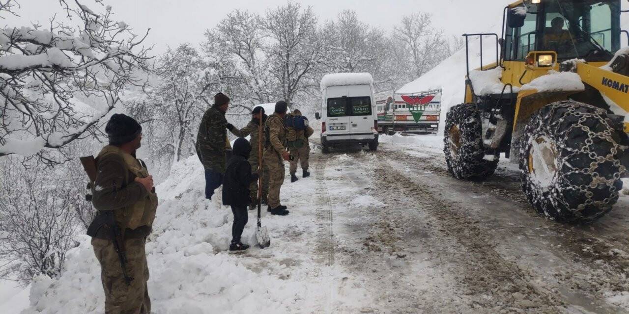 Siirt’te karda mahsur kalan korucular kurtarıldı