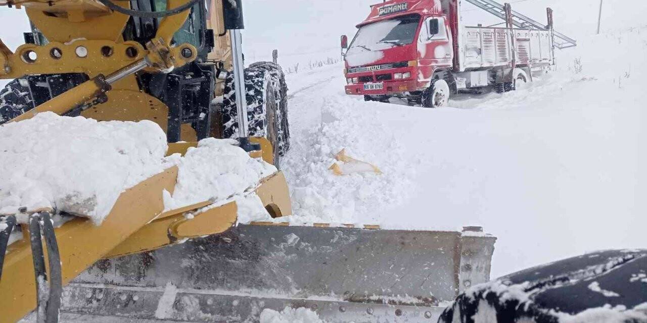 Muradiye’de 15 yerleşim yerinin yolu kapandı