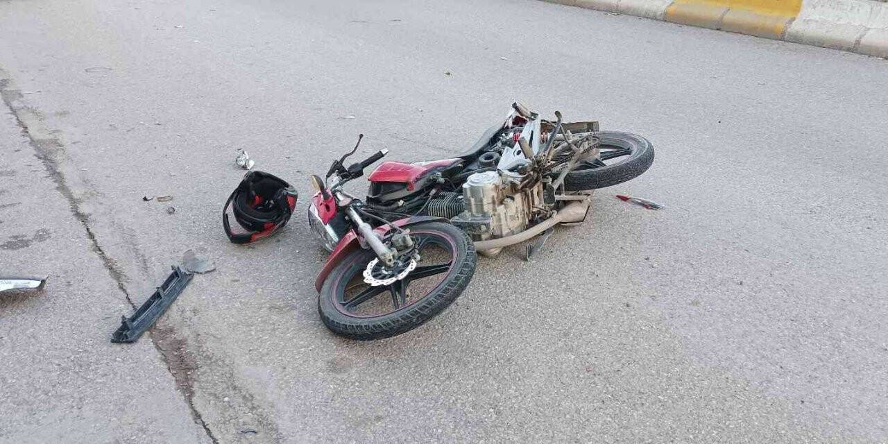 Otomobil ile motosiklet çarpıştı: 2 yaralı