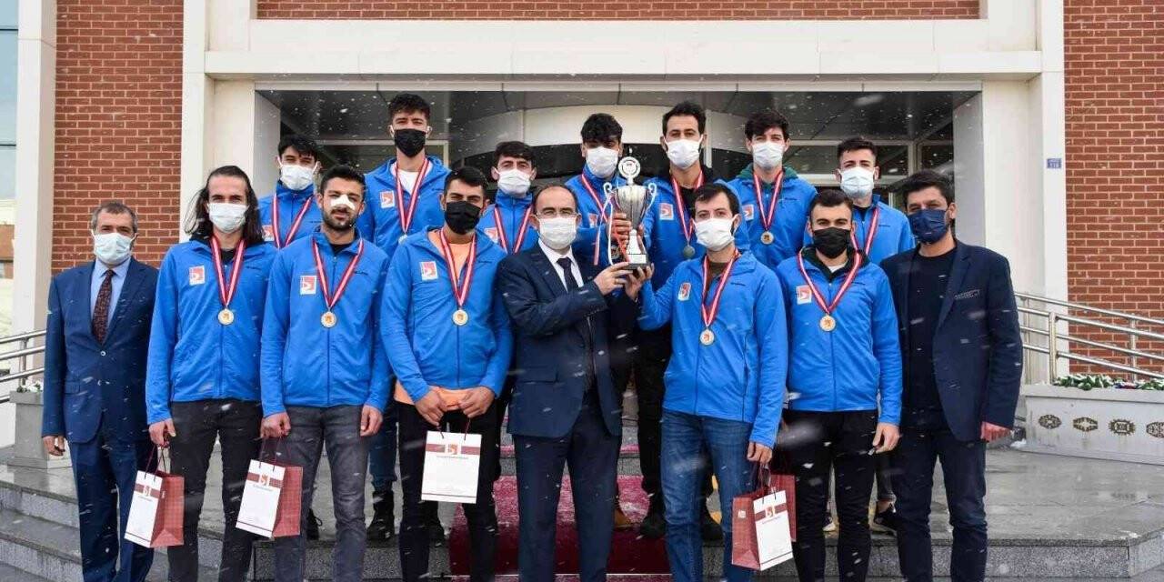 BŞEÜ Ünilig 2. Lig futbol müsabakalarında ikinci oldu