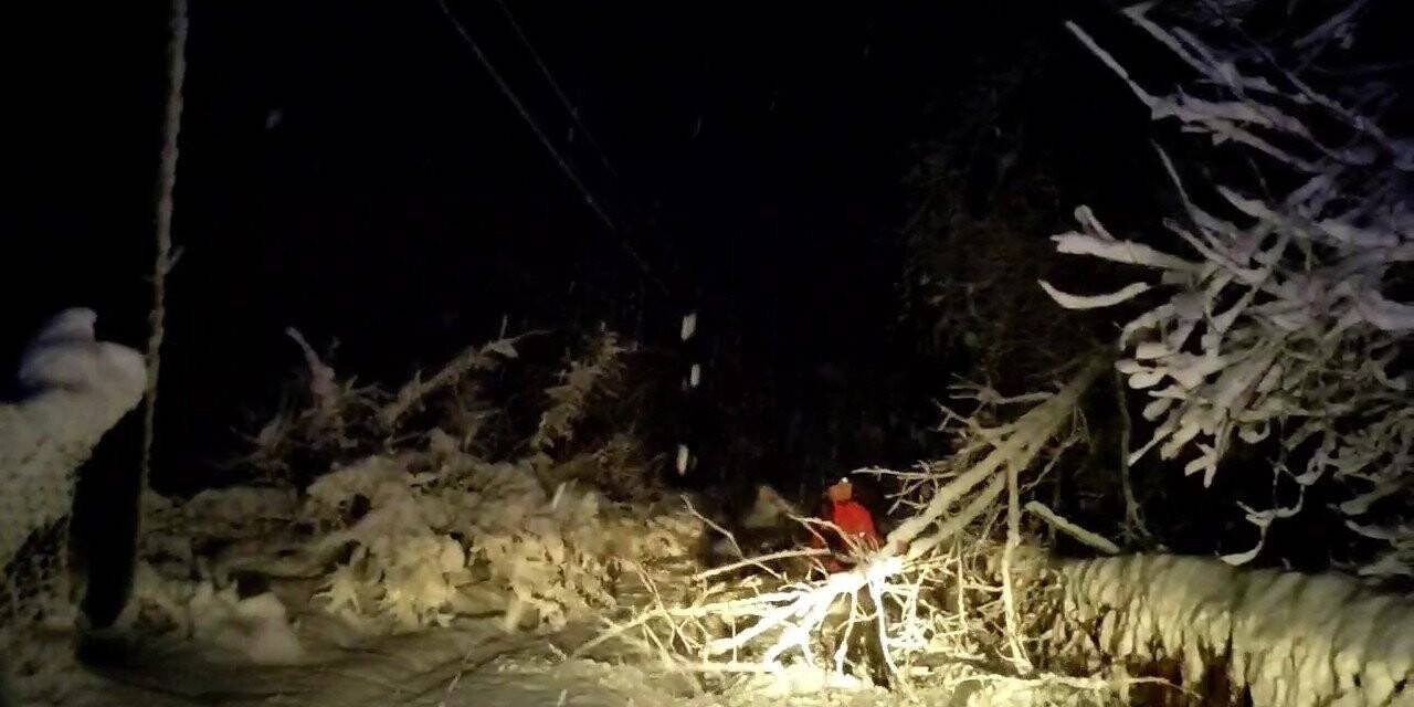 Sağlık ekiplerinin karla mücadelede zorlu mesaisi