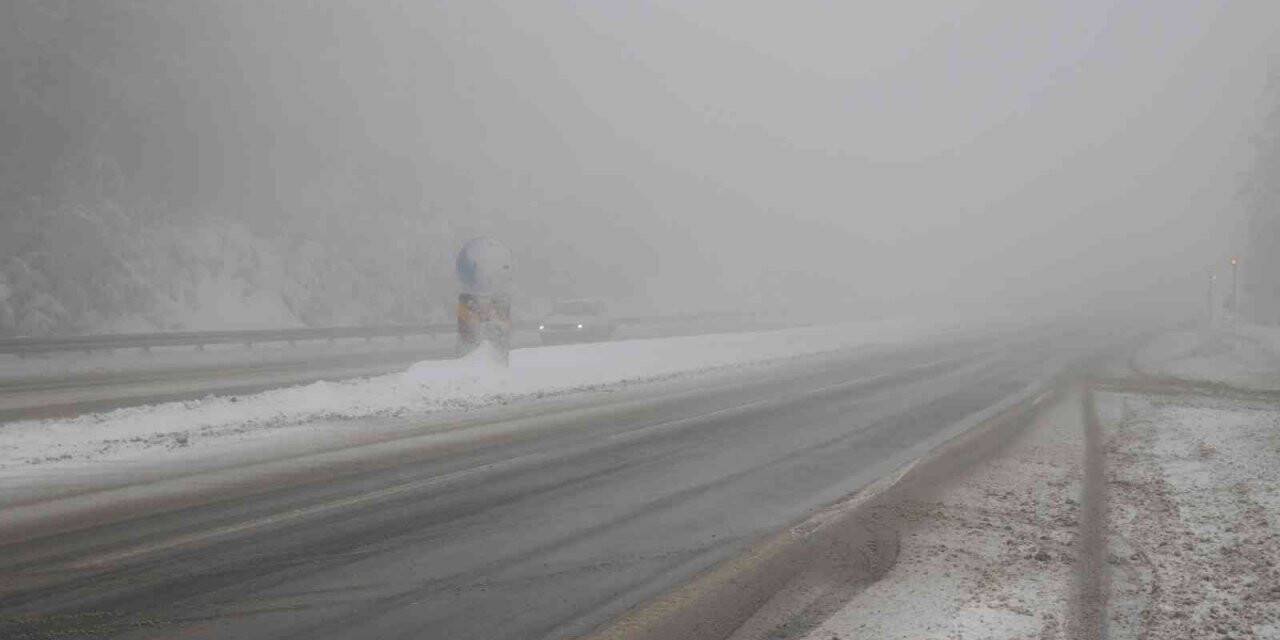 Bolu Dağı’nda kar ve sis etkili oluyor
