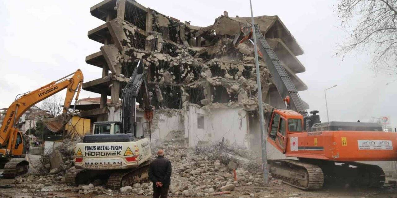 Gölcük’te depremin izleri silinmeye devam ediyor