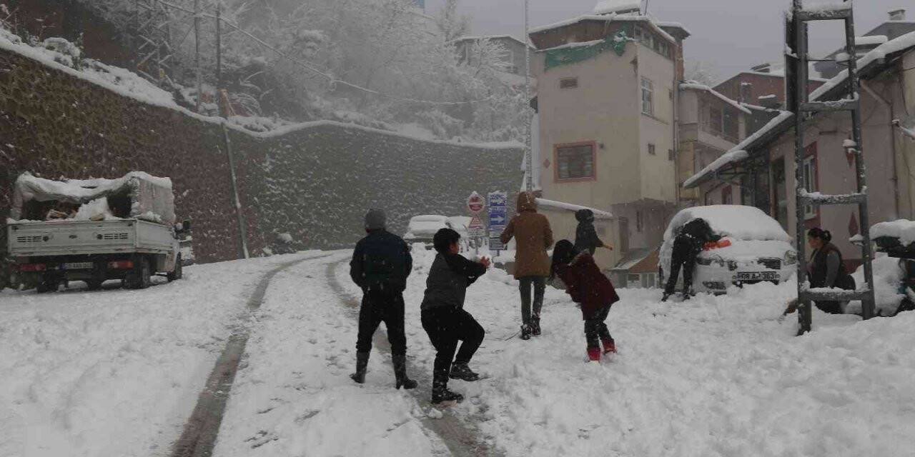 Artvin’de kar yağışı nedeniyle 125 köy yolu ulaşıma kapandı