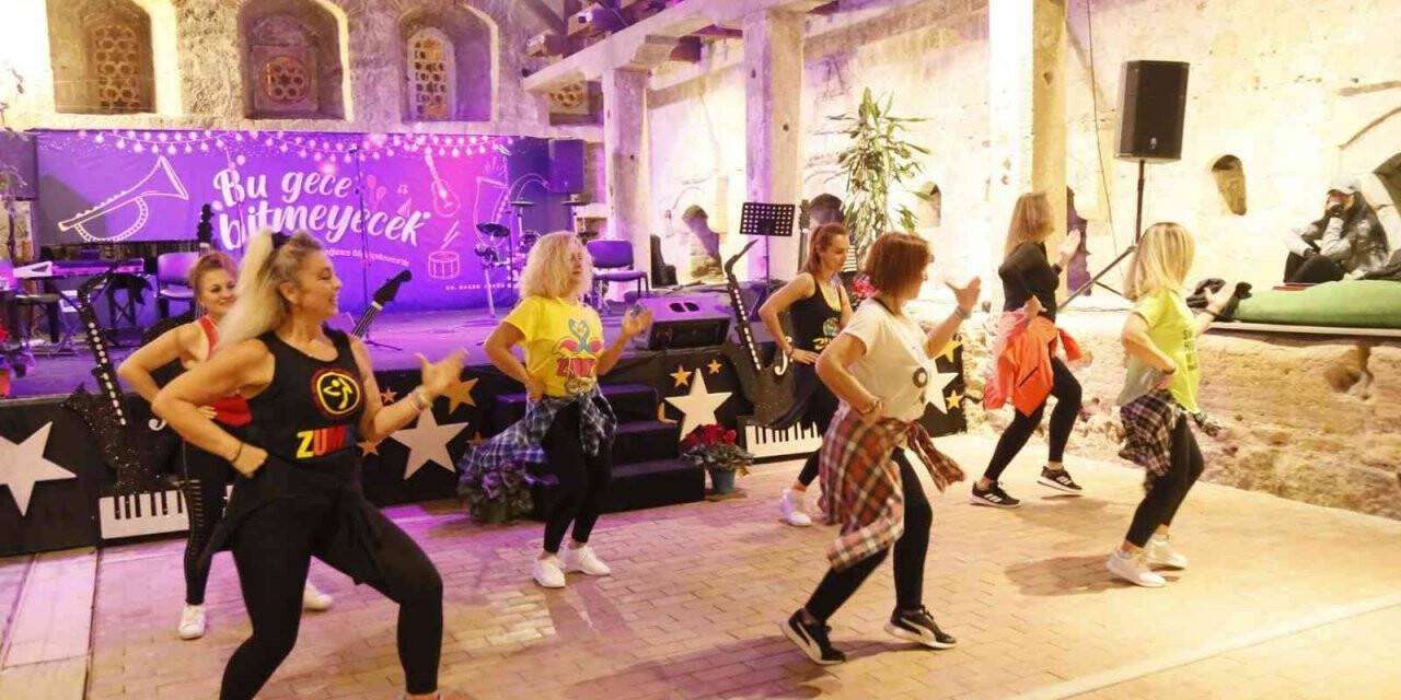 Büyükçekmece’de en uzun gece müzik ve dansla dolu dolu geçti