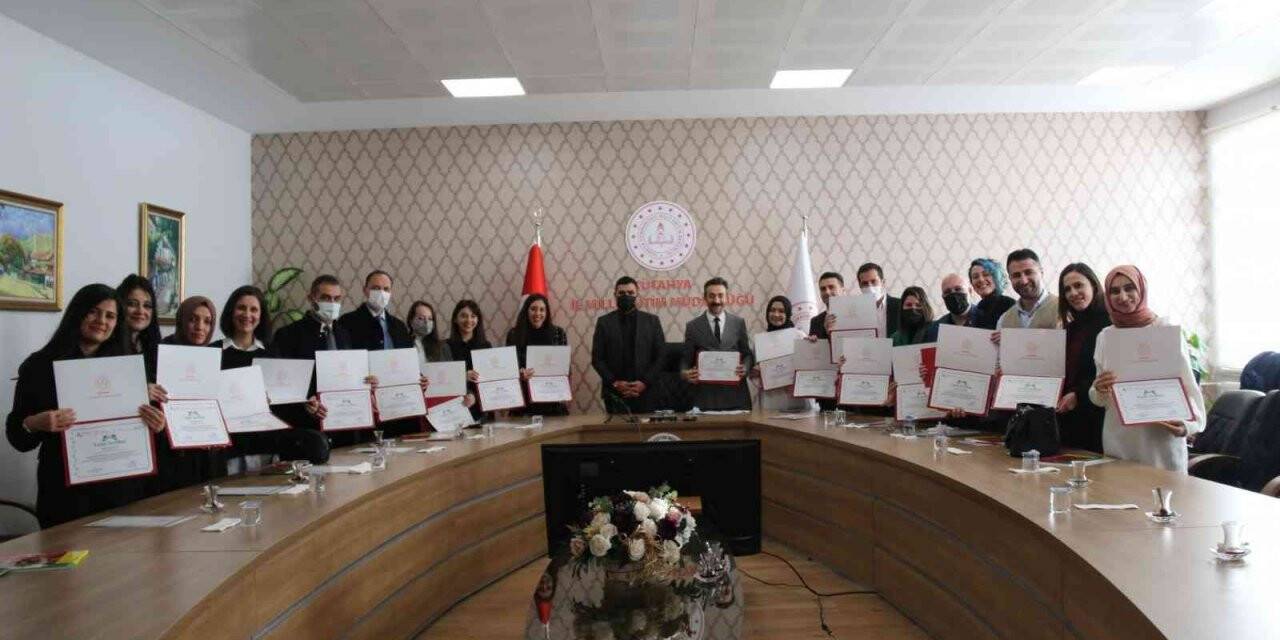 Kütahya’da ’Orman Okulu Lideri Eğitici Eğitimi’ne katılan öğretmenlere sertifika