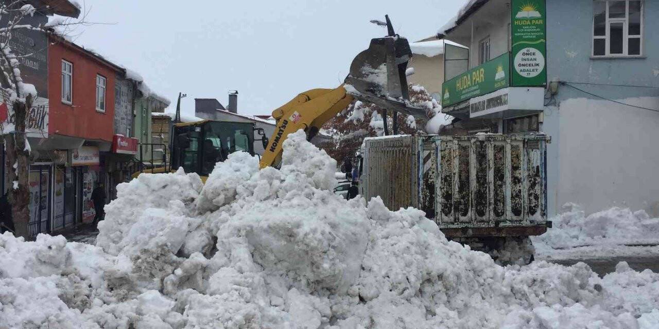 Karlıova’da 150 kamyon kar birikintisi ilçe dışına taşındı