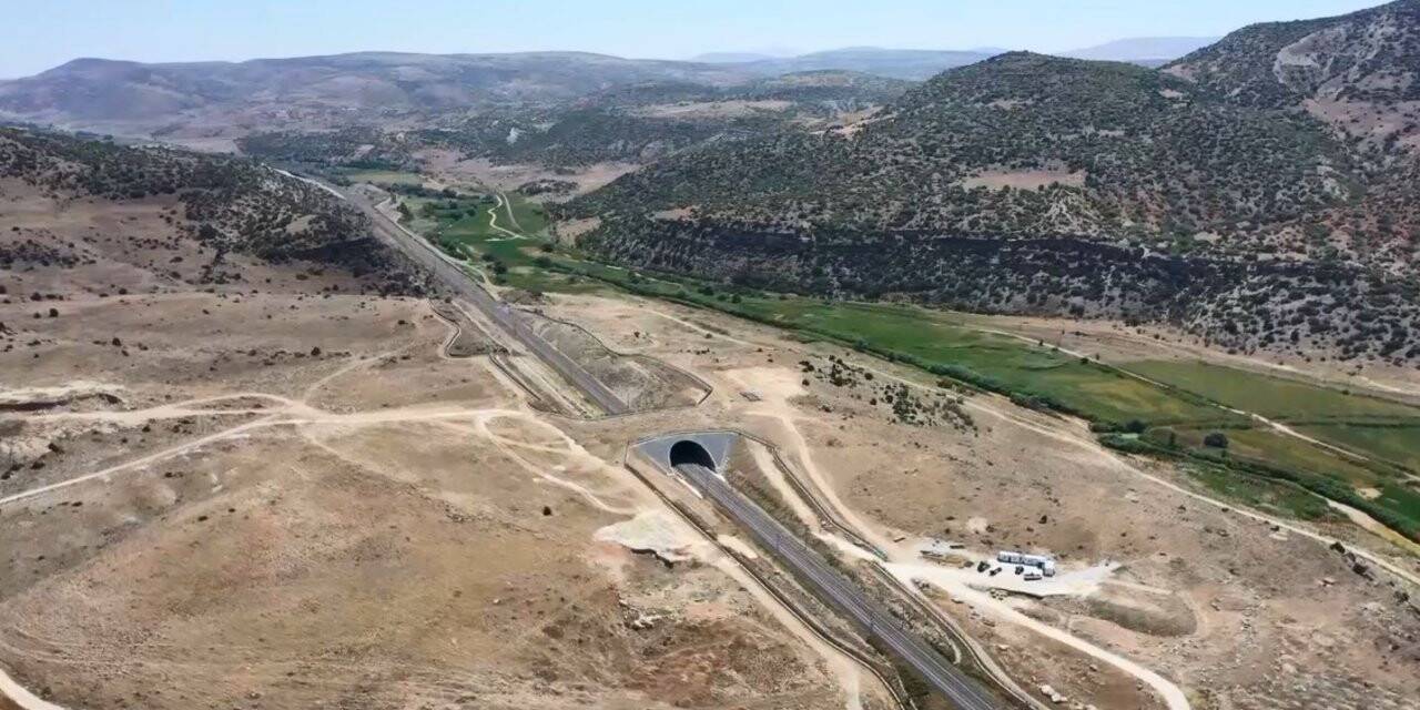 Ulaştırma Bakanı Karaismailoğlu: “Dünyada YHT hattı üzerine ilk ekolojik köprüyü inşa ettik”