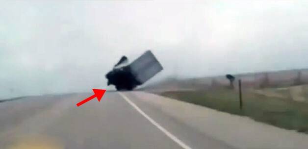 Usta şoför devrilen TIR'ı böyle kurtardı VİDEO