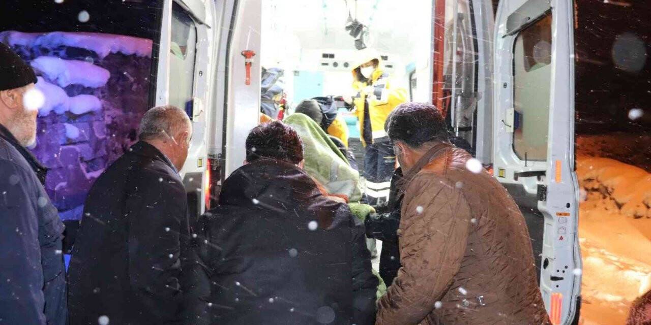 Ağrı’da ulaşıma kapanan köyde hastalanan 92 yaşındaki yaşlı adam için ekipler seferber oldu