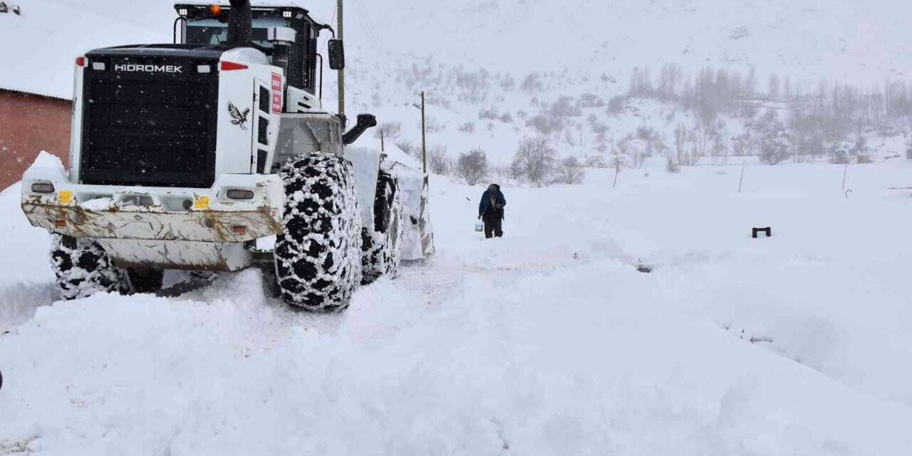 Hakkari İl Özel İdaresi; karla mücadele çalışması başlattı