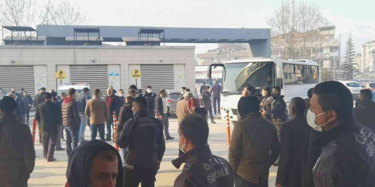 İnşaattan düşerek ağır yaralandı, yakınları acil serviste izdihama yol açtı