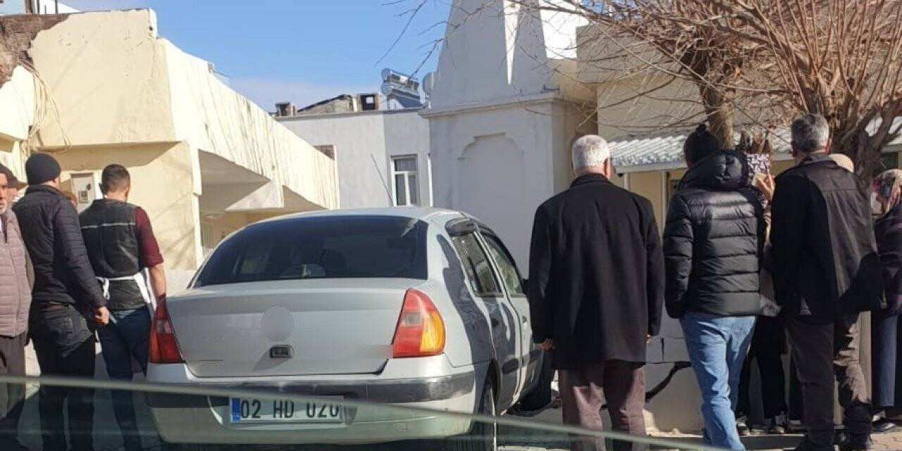 Otomobil cami avlusuna daldı