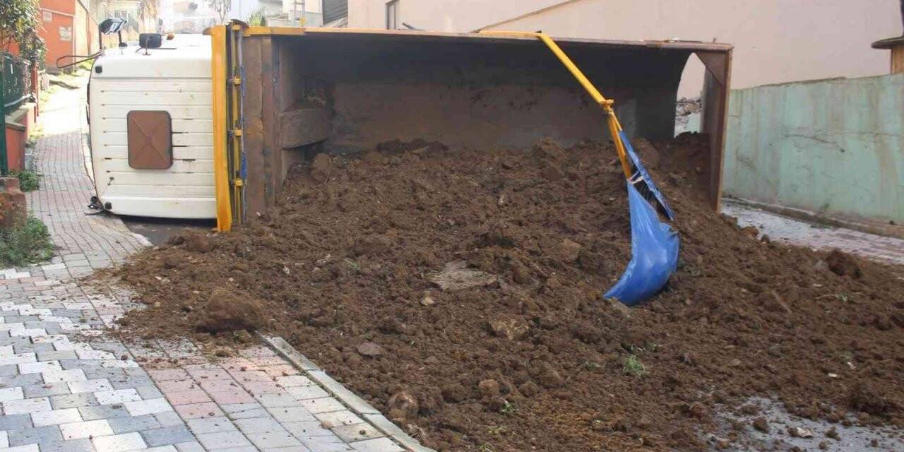 Pendik’te toprak yüklü hafriyat kamyonu devrildi