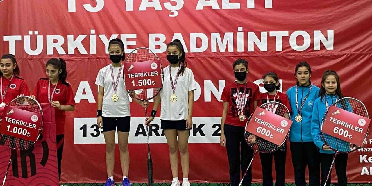 Kayserili sporcular Badminton’da Türkiye üçüncüsü
