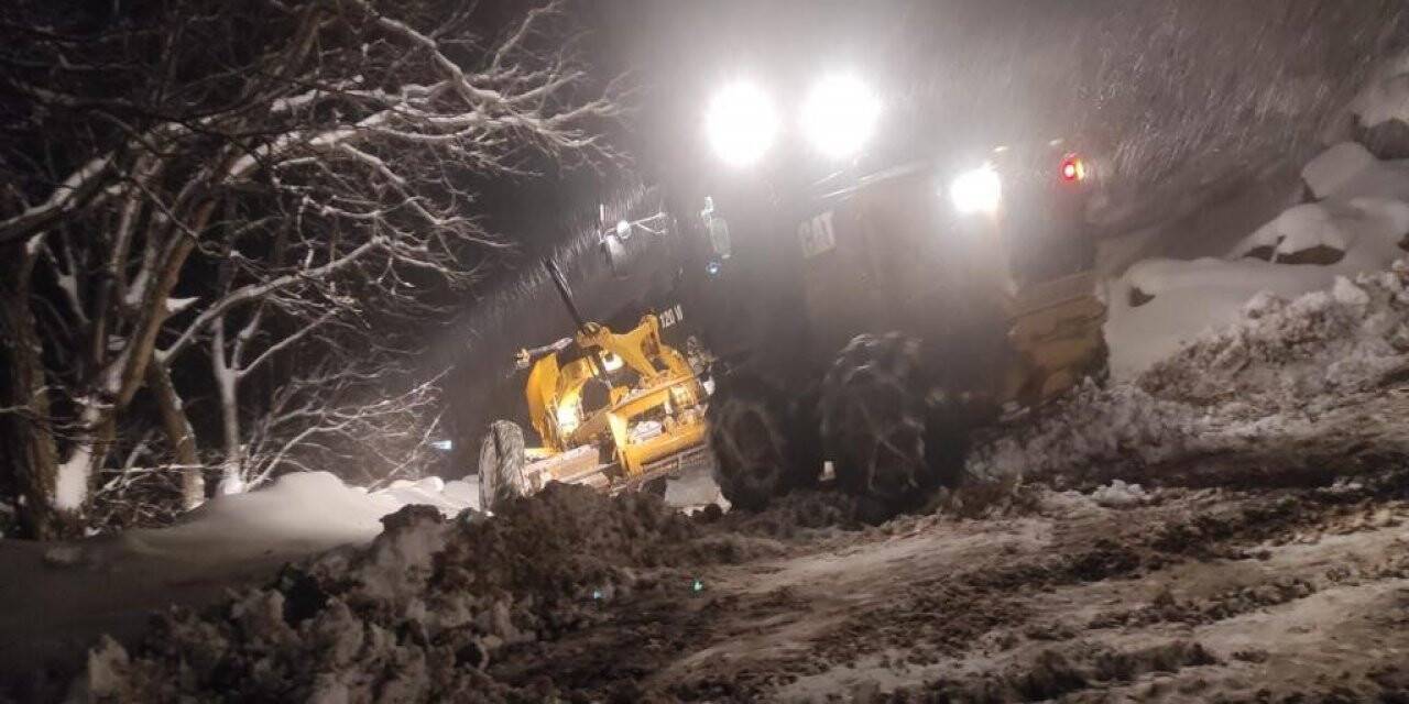 Beytüşşebap’ta ekiplerin karla mücadelesi devam ediyor