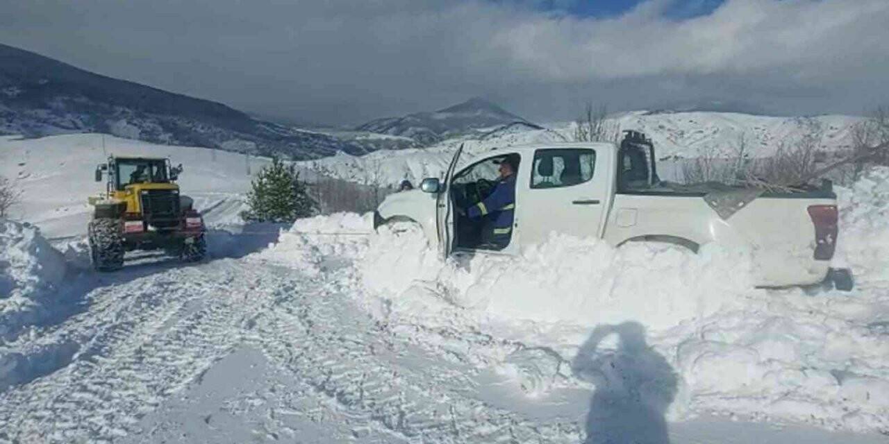 Arıza ihbarına giderken mahsur kalan ekip kurtarıldı