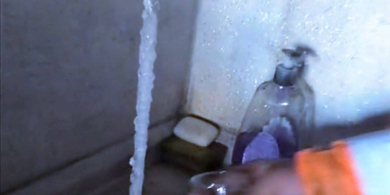 Akan muslukta 50 santimetre buz sarkıtı oluştu