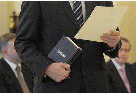 Avustralya'nın İlk Müslüman Bakanı Kur'an Üzerine El Basarak Yemin Etti