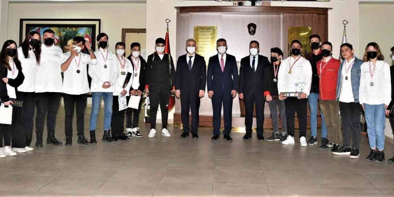 Denizlili liseliler 2. Gastro Antalya’dan madalyalarla döndü