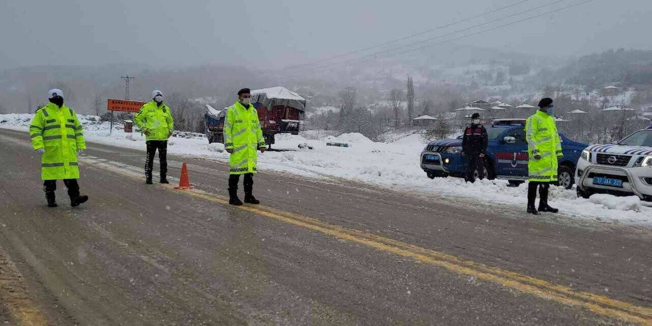 Kastamonu’da sahil bölgesinde fırtına, yüksek kesimlerde kar yağışı etkili oluyor