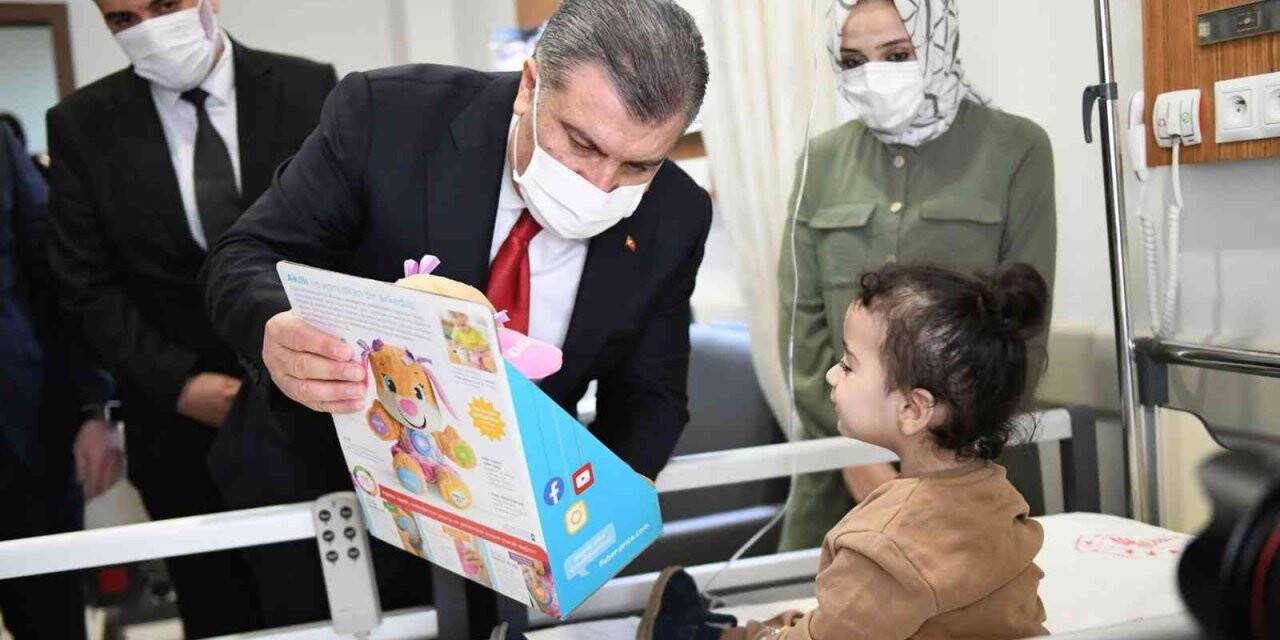 Sağlık Bakanı Koca, minik hastaları ziyaret etti