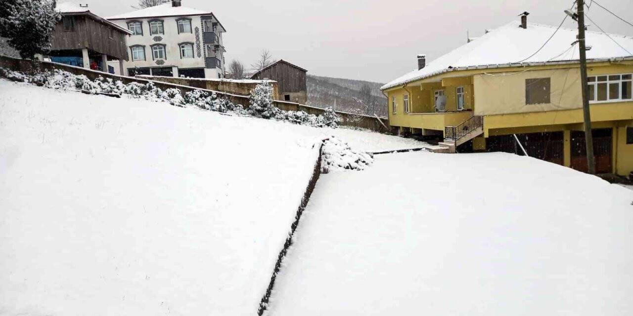 Karasu’nun yüksek kesimleri beyaza büründü