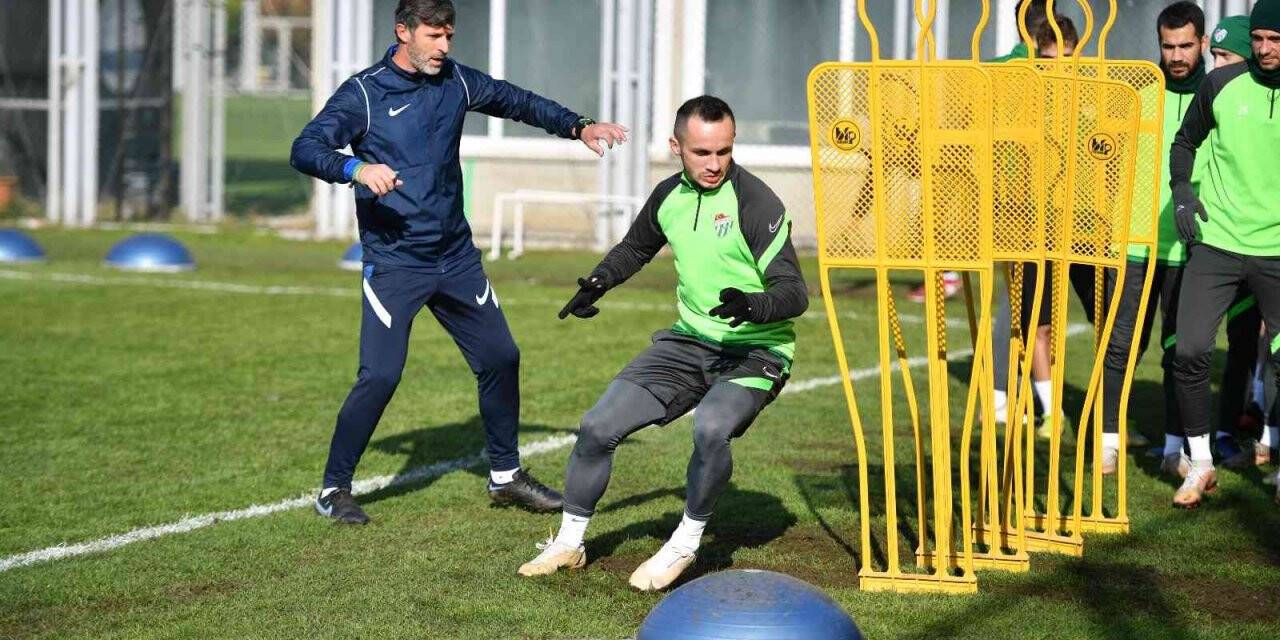 Bursaspor’da Menemenspor maçı hazırlıkları sürüyor