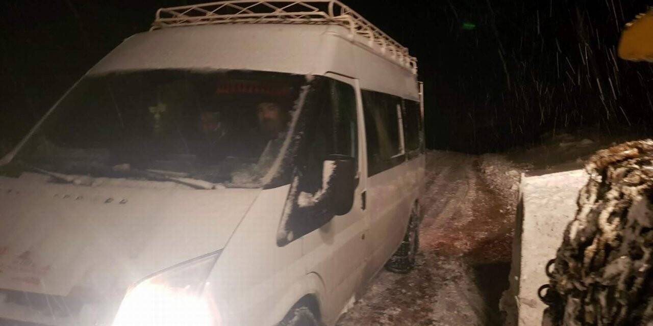 Siirt’te karda mahsur kalan 12 yolcu kurtarıldı