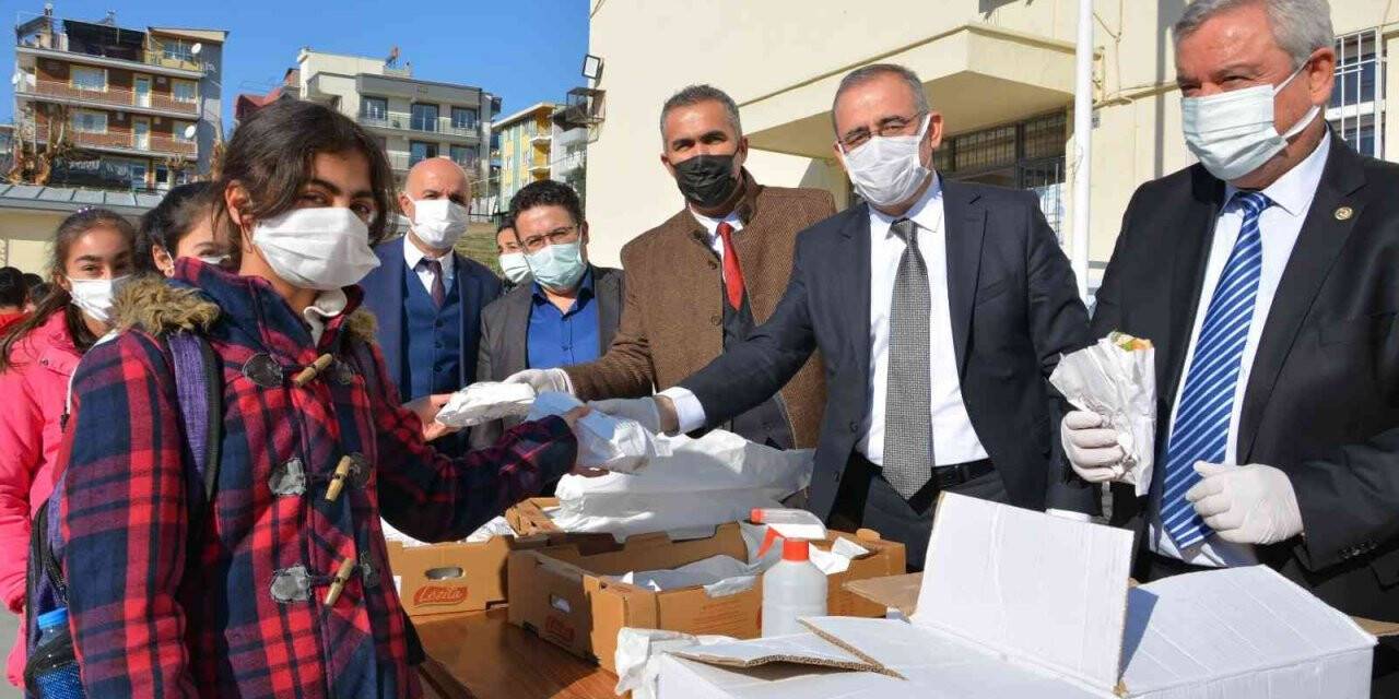 Aydın’da öğrencilere balık ekmek dağıtıldı